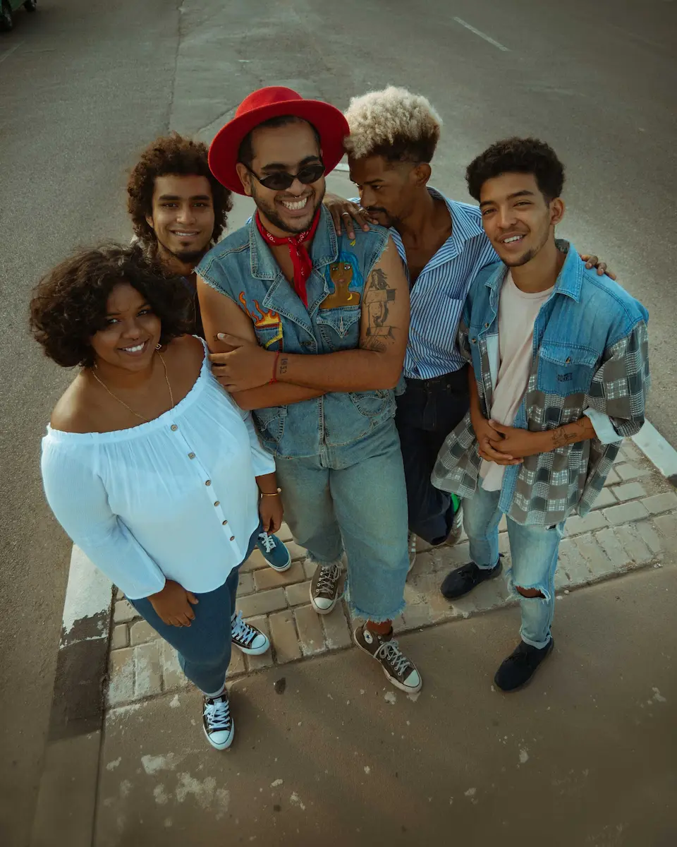 banda músical de chicos jovenes sonriendo