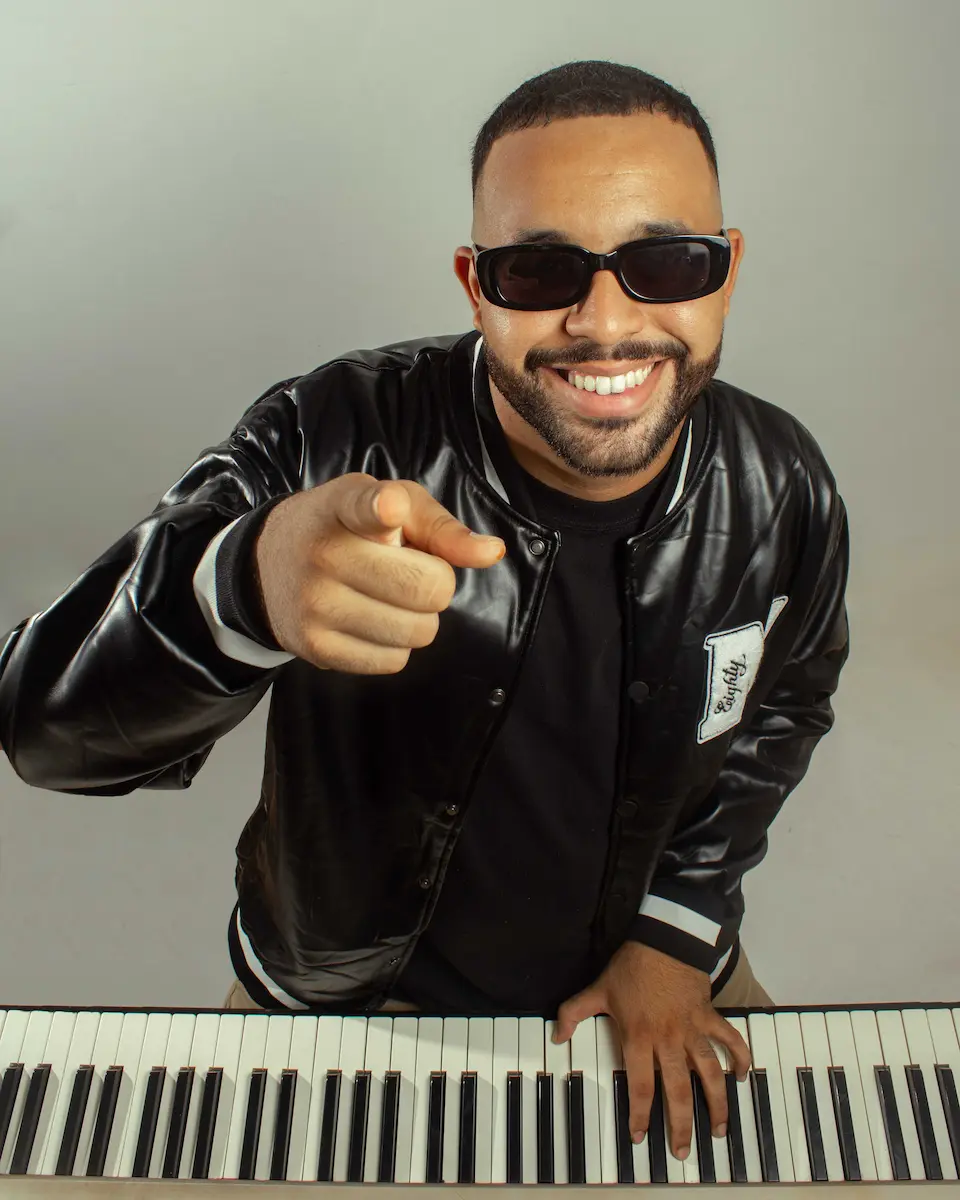 pianista mirando y sonriendo a la camara