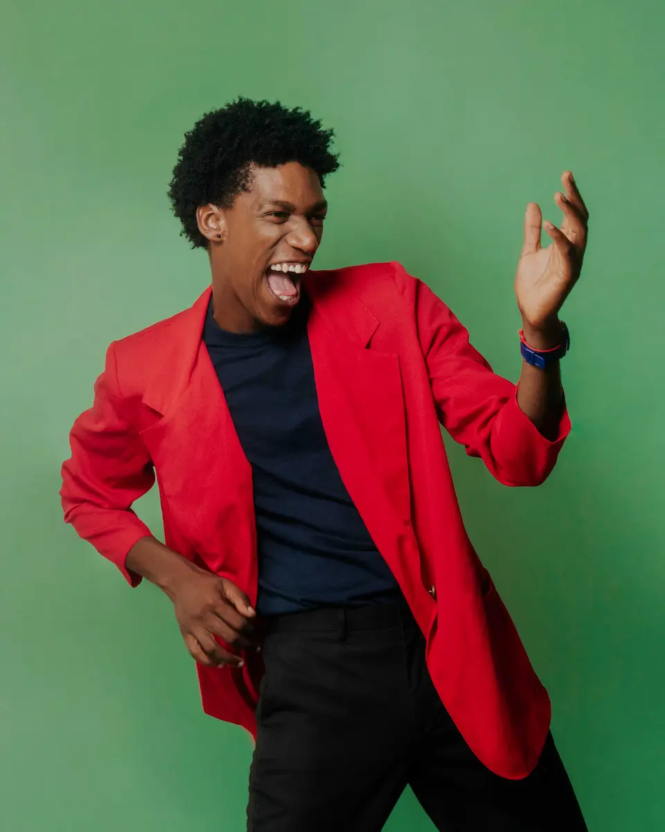 comediante haciendo pose graciosa y feliz