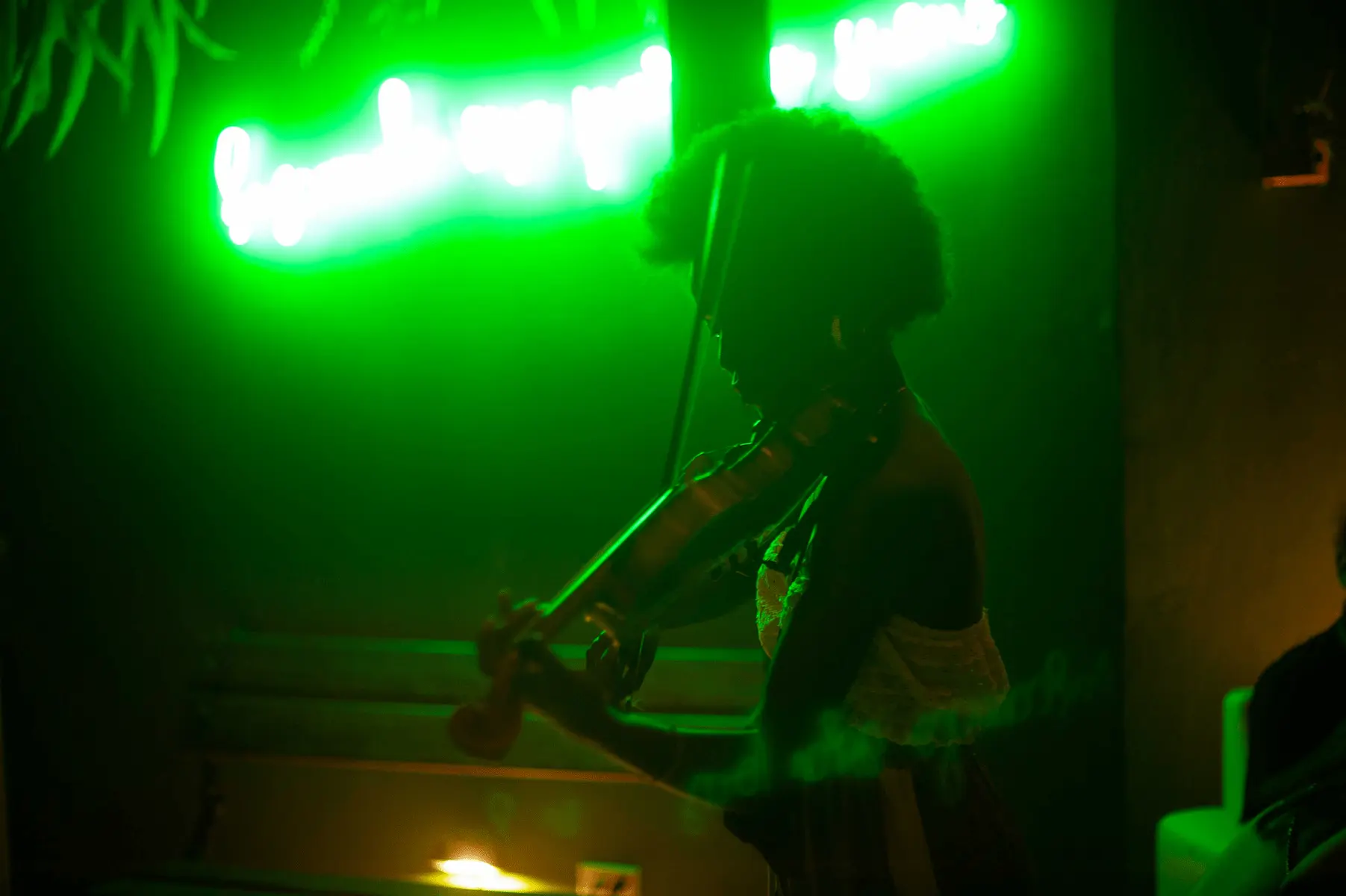 amy sabor tocando el violín