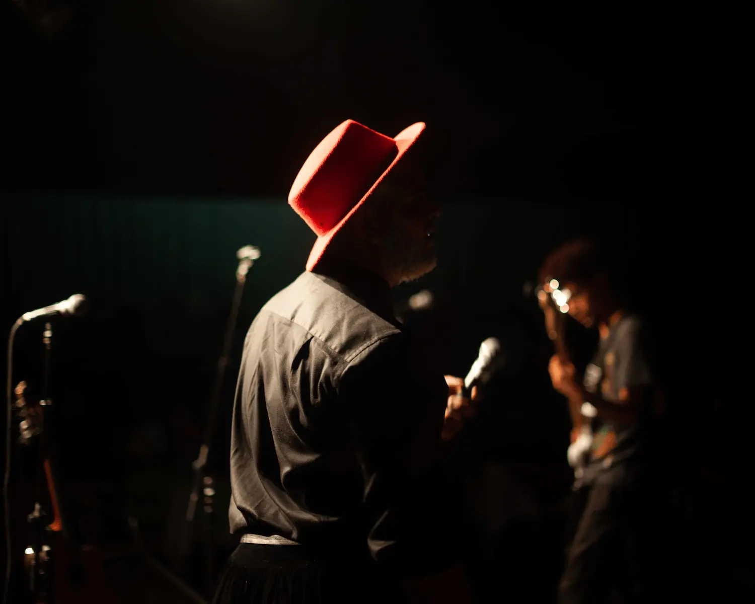 canante de sombrero rojo