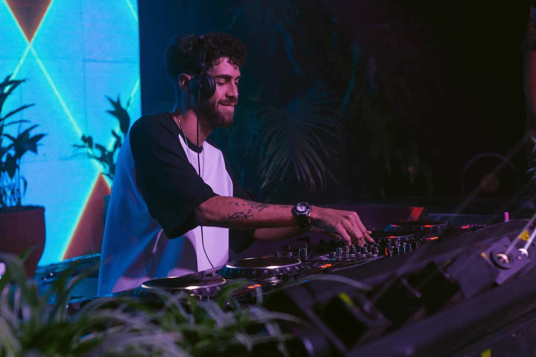 dj tocando en un festival de música electronica
