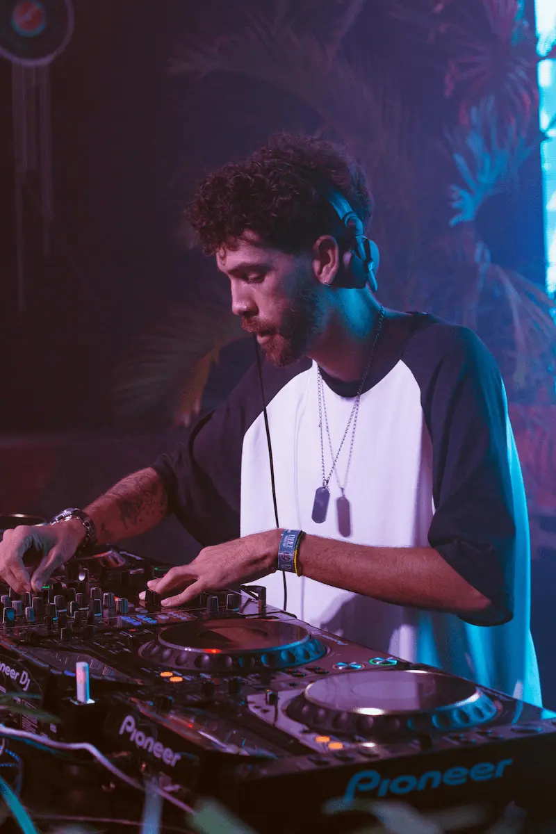 dj tocando en festival eyeife