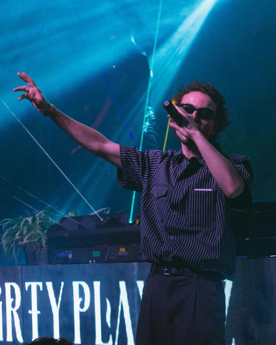 cantante en medio de un concierto