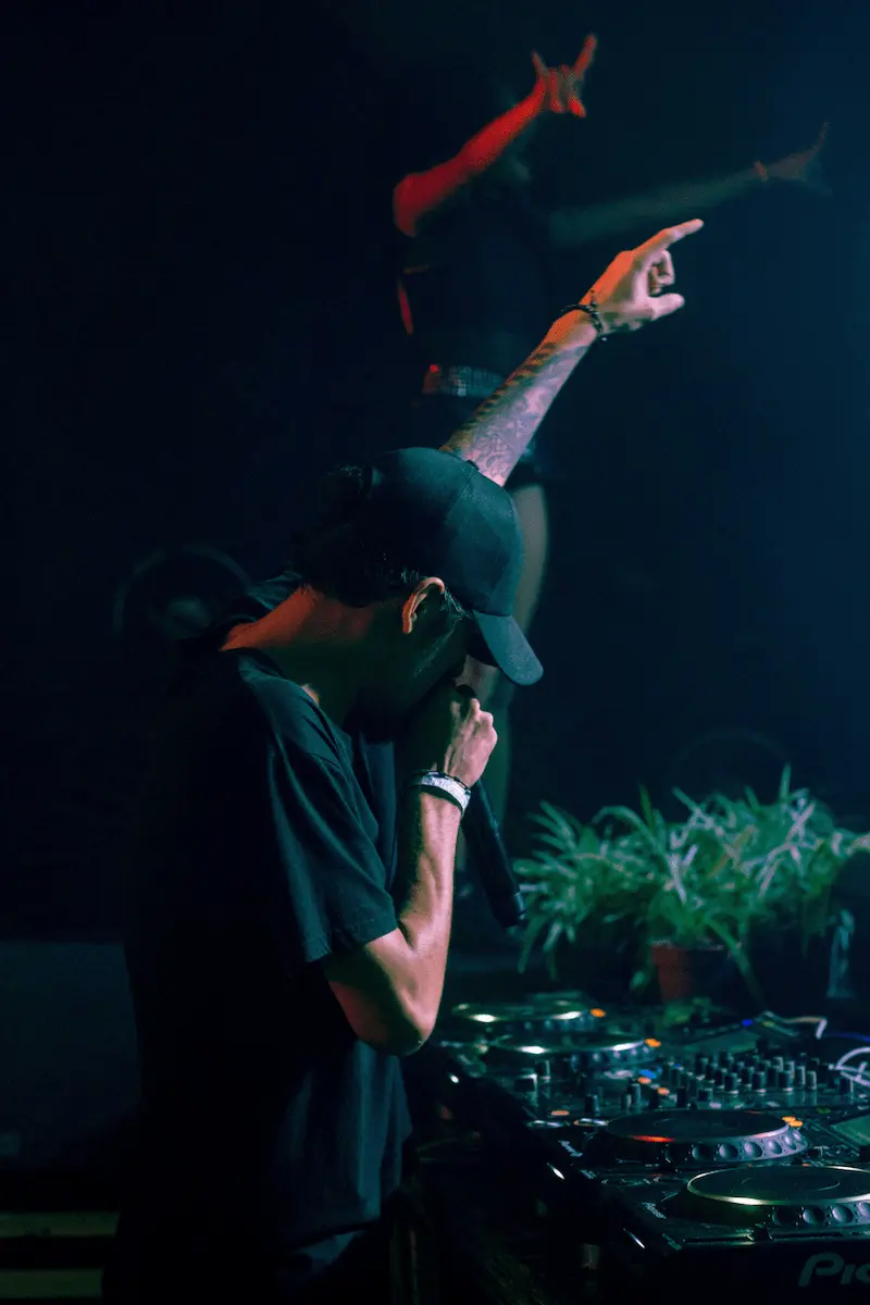 dj tocando una can ion con micrófono en la mano