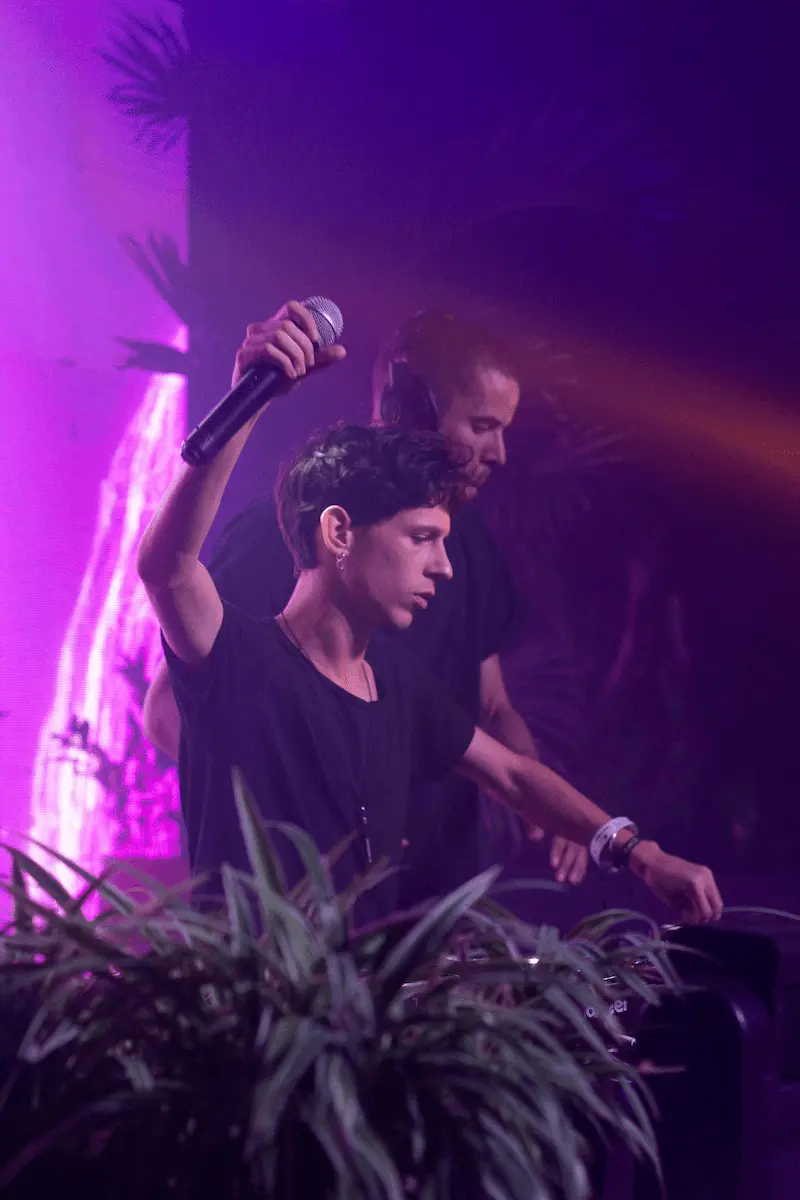par de djs tocando una canción