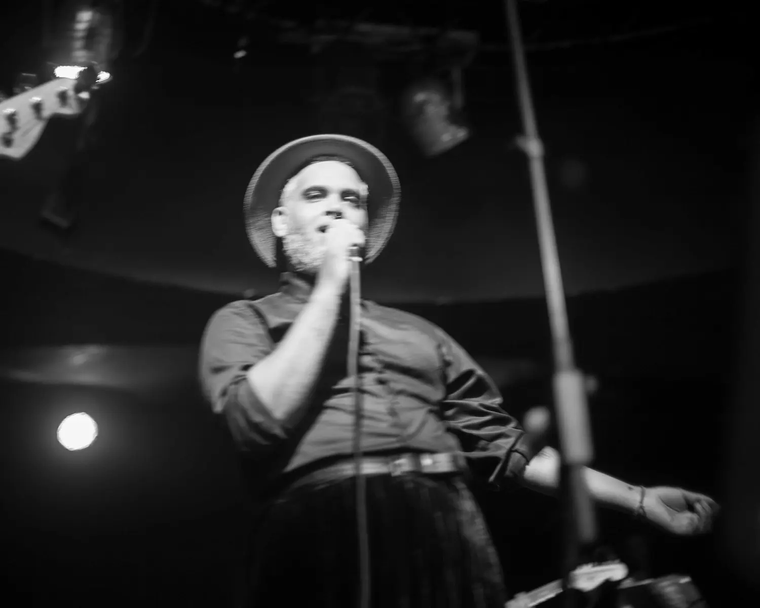 sergio ochoa cantando junto a su banda en un concierto