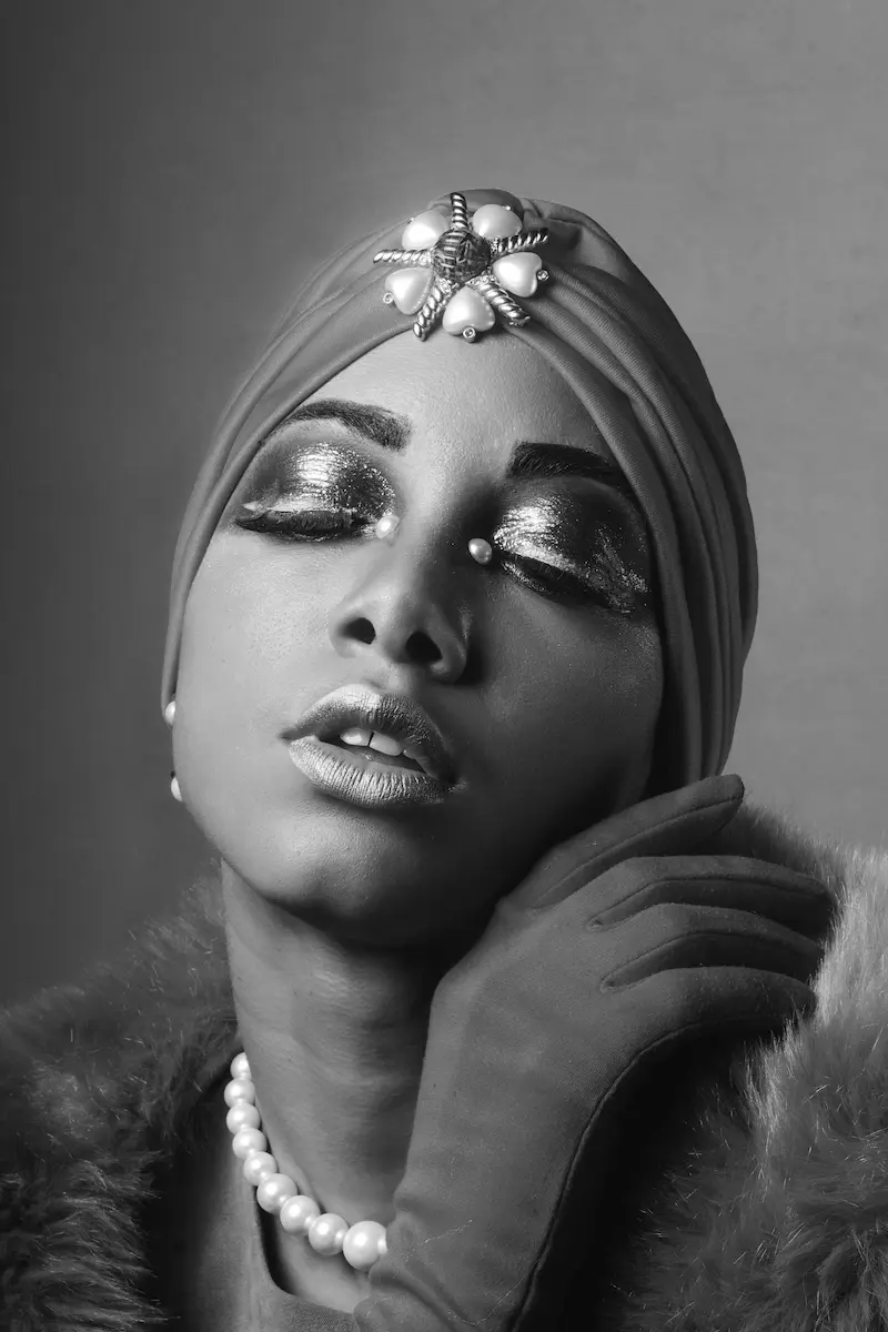 chica con maquillaje artistico