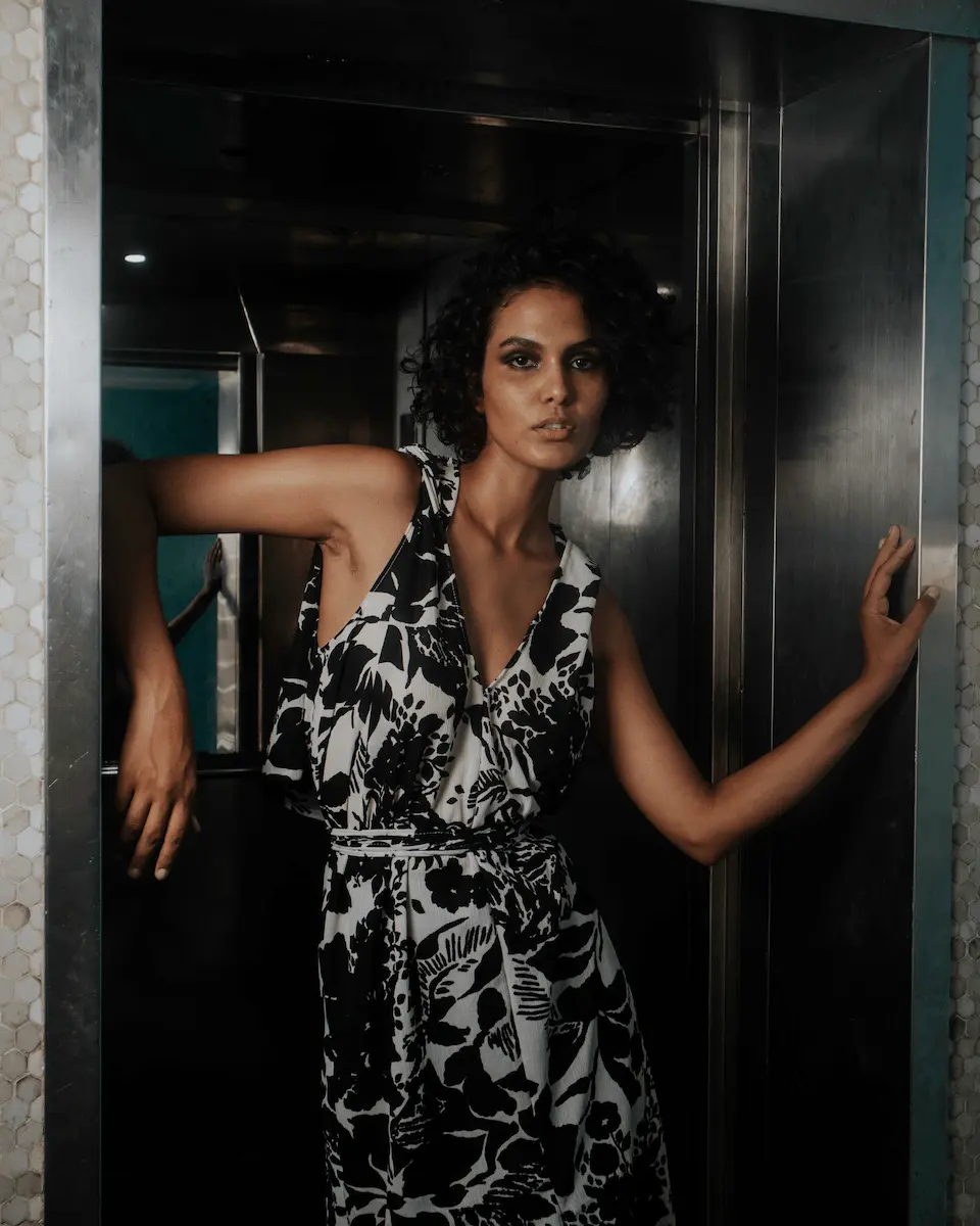 modelo con vestido llamativo en elevador