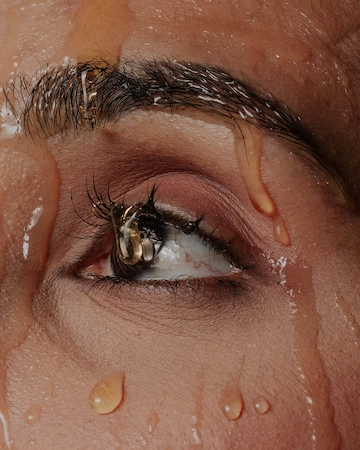 modelo con miel en su rostro