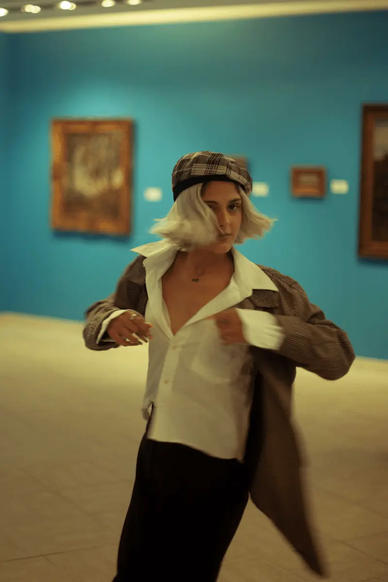 modelo con boina en un museo