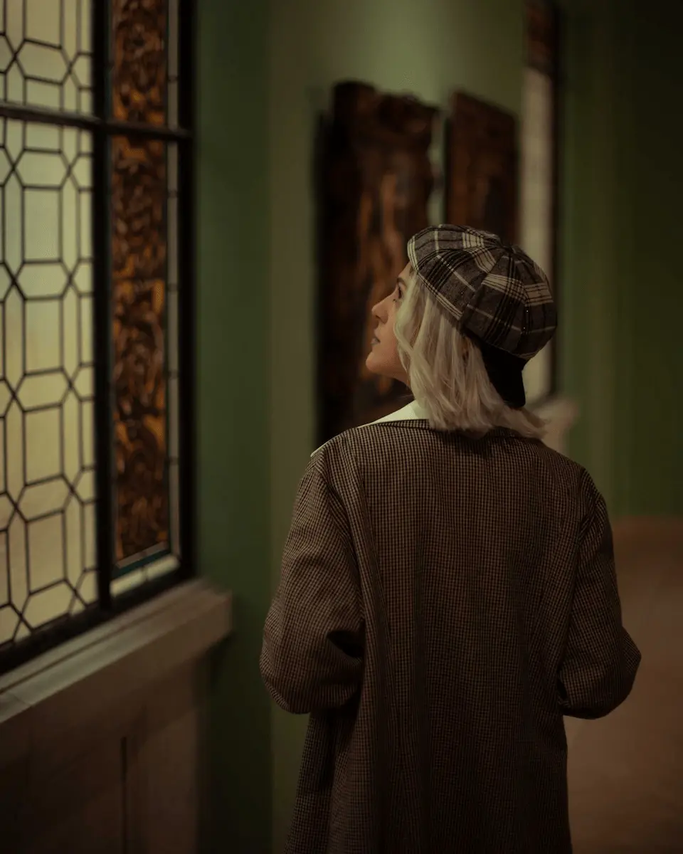 modelo en un museo mirando por la ventana