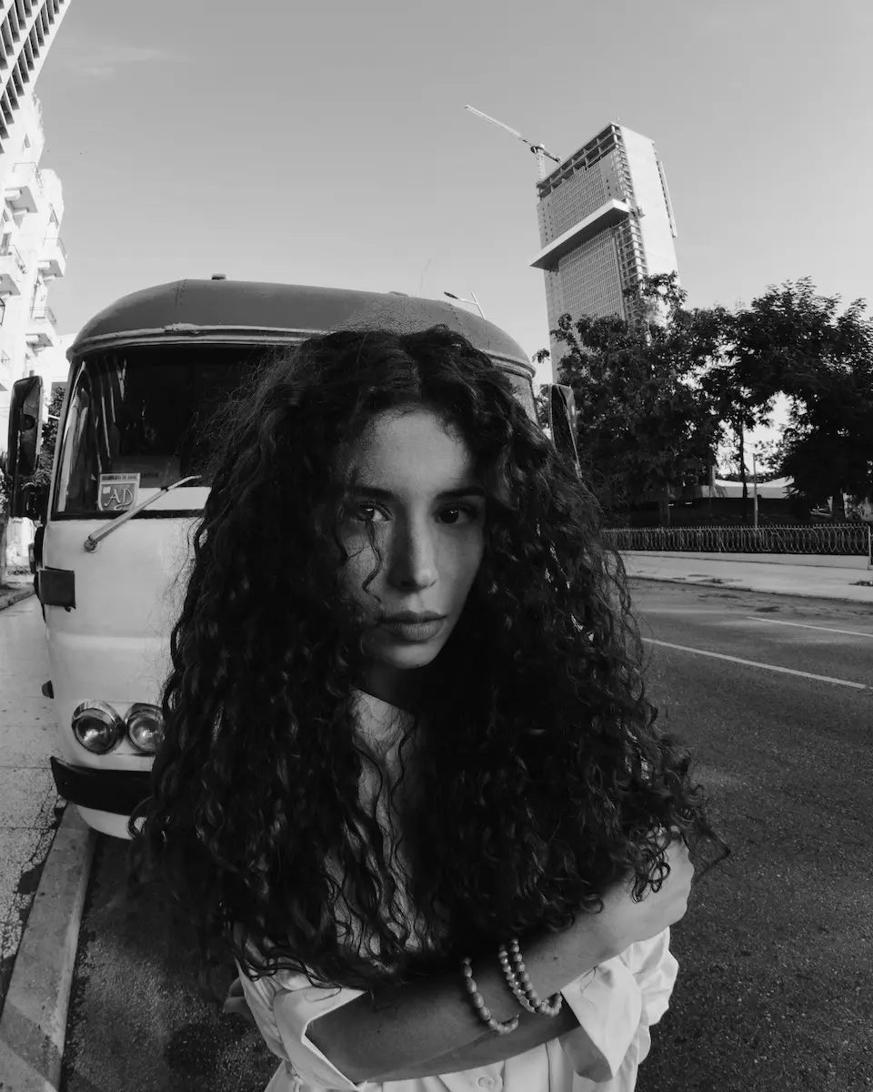modelo pelirroja caminando por calle centrica de la habana