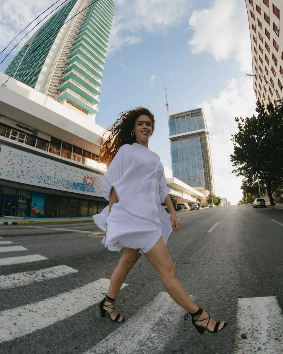 muchacha posando frente a centrica calle de la habana
