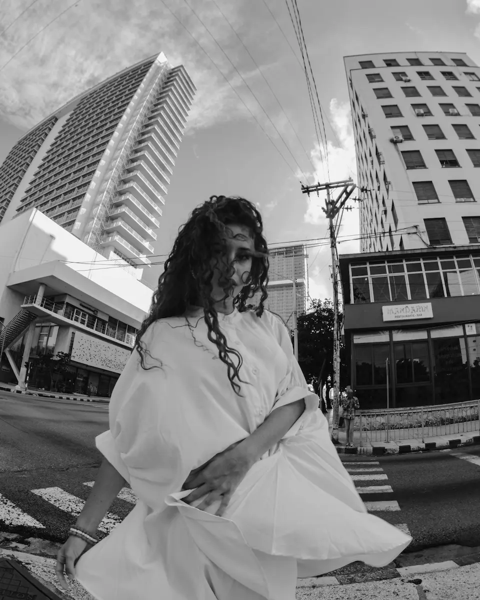 chica frente a un bus en la calle de la habana