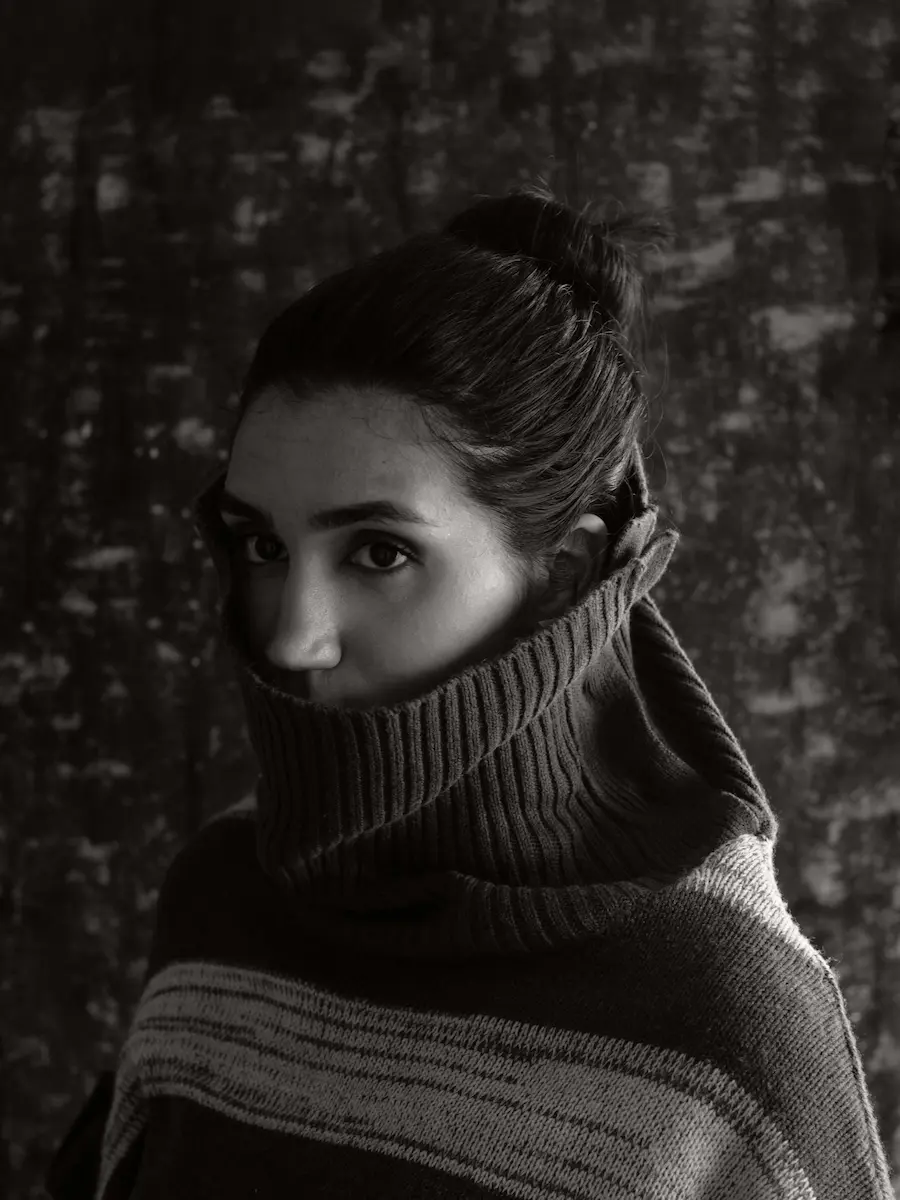  modelo con abrigo de cuello de tortuga