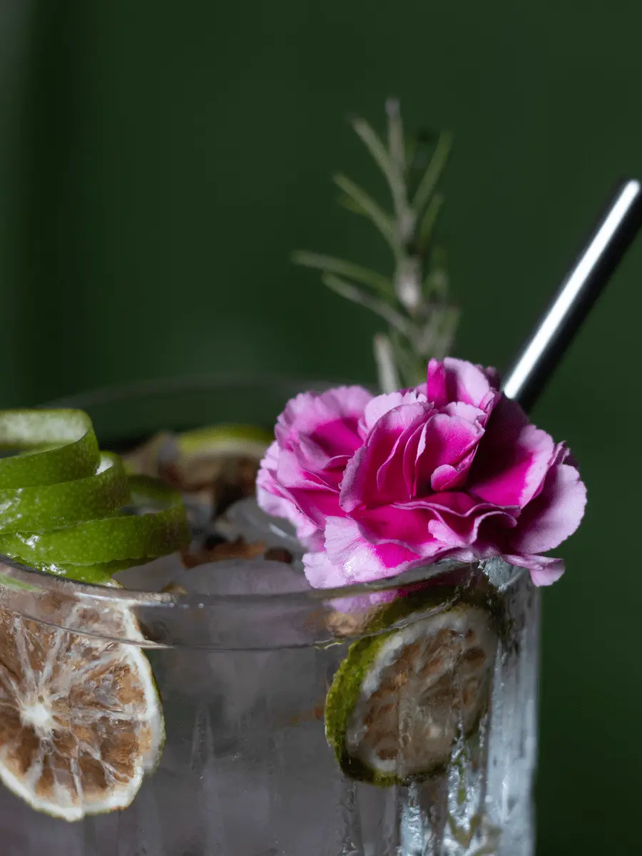 gin tonic con rosa de decoración