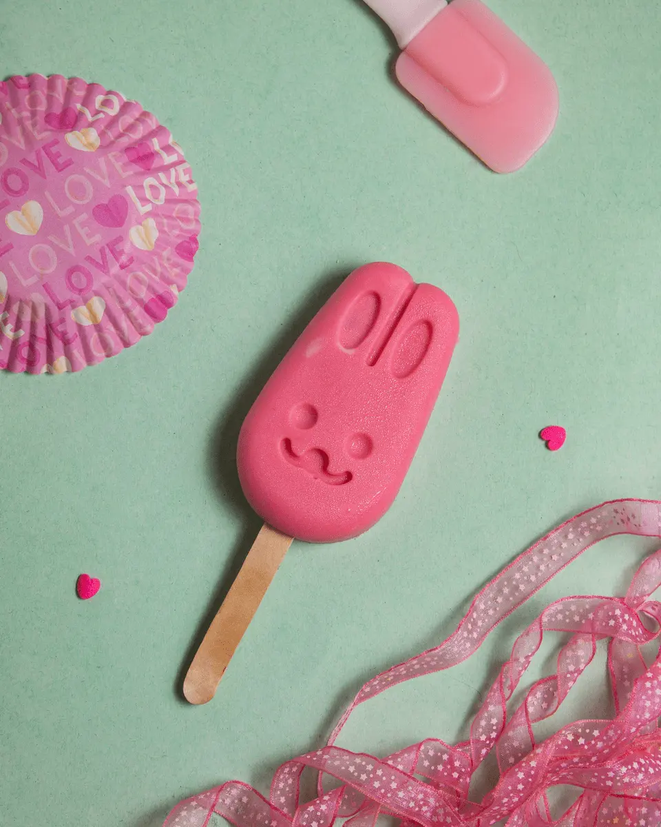 paleta de chocolate con cobertura color rosa