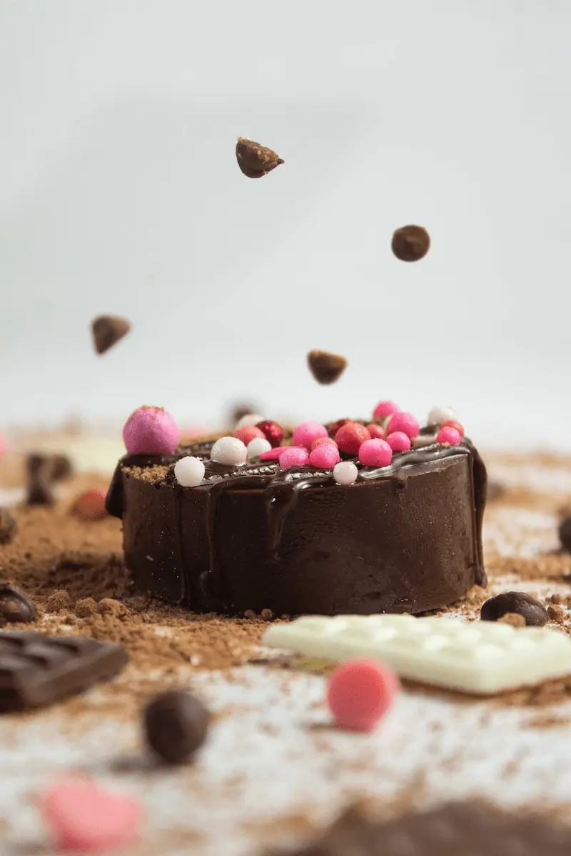 tambor de chocolate con relleno y decoración 