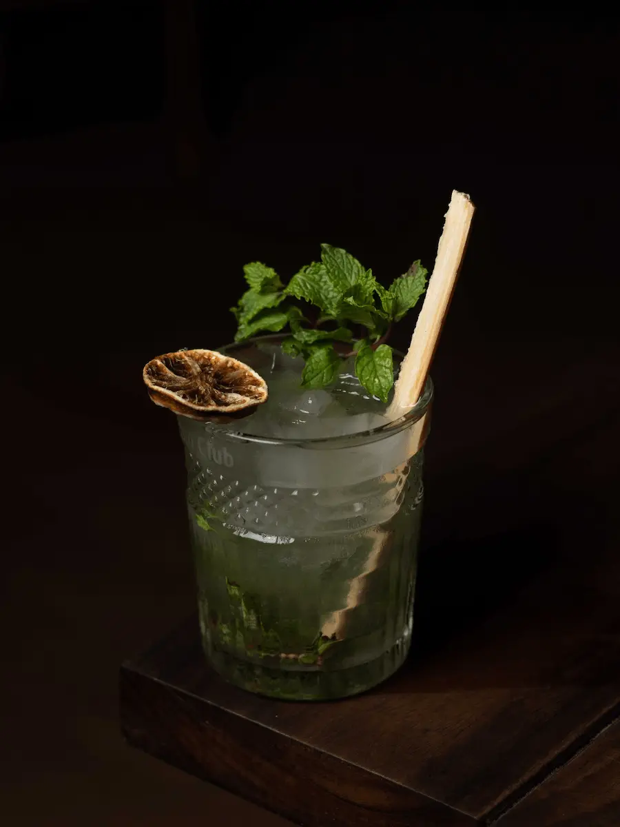 mojito cubano en una mesa