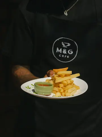 mesero con snacks