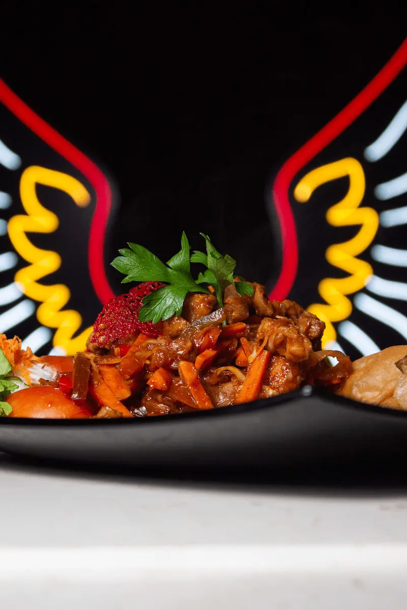 plato con carne de cerdo y decoración