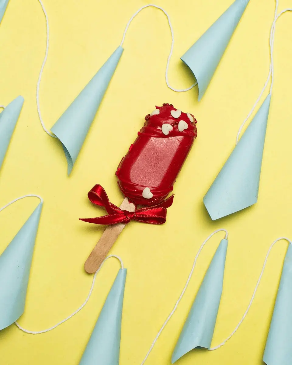 paleta roja de chocolate de decoración blanca