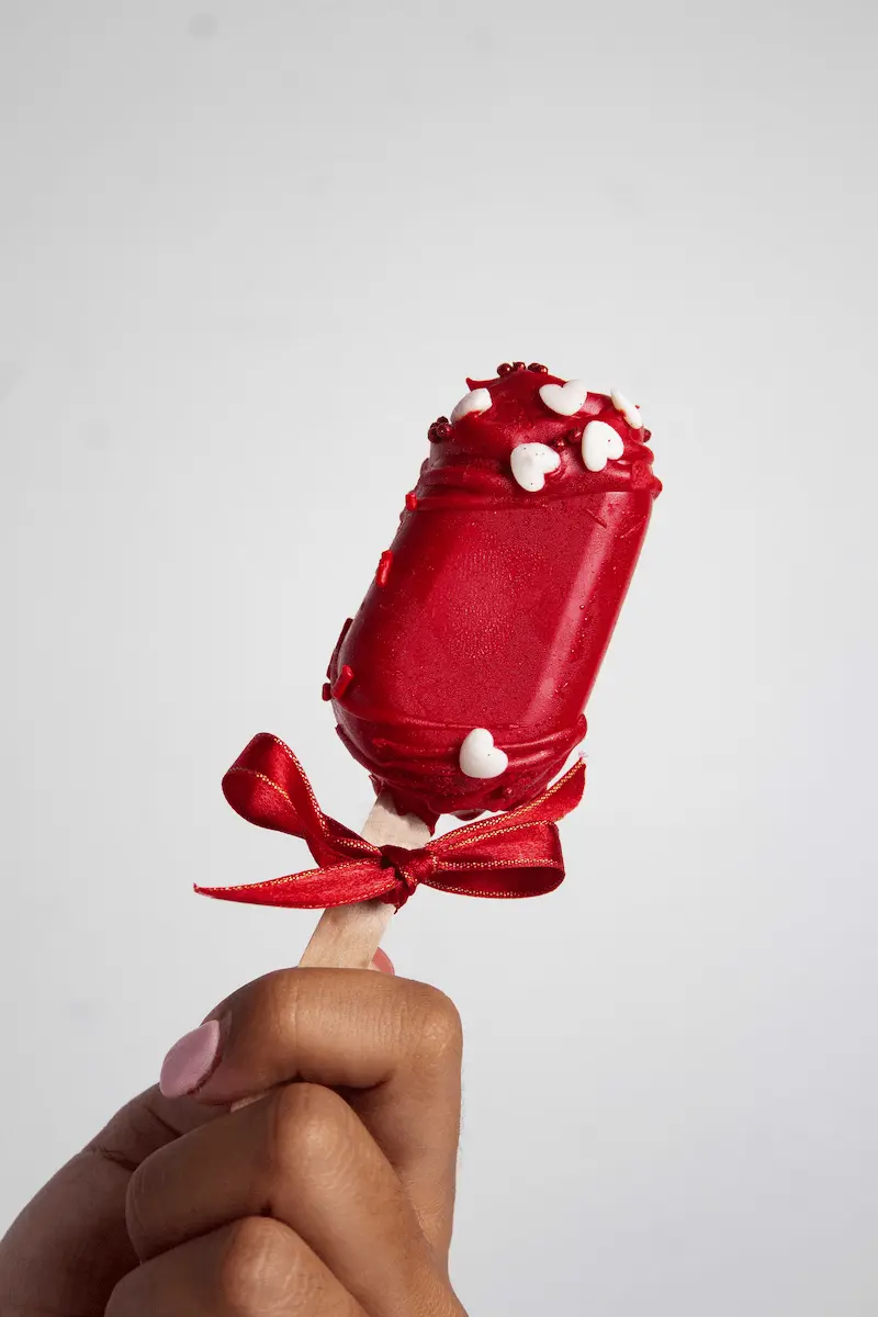 paleta roja de chocolate con relleno de bombón