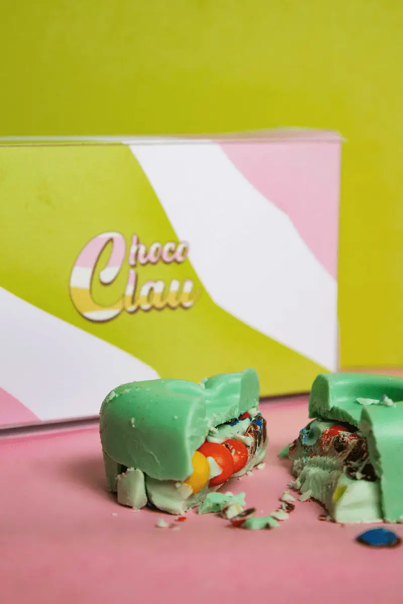 corazón de chocolate roto con relleno de dulces